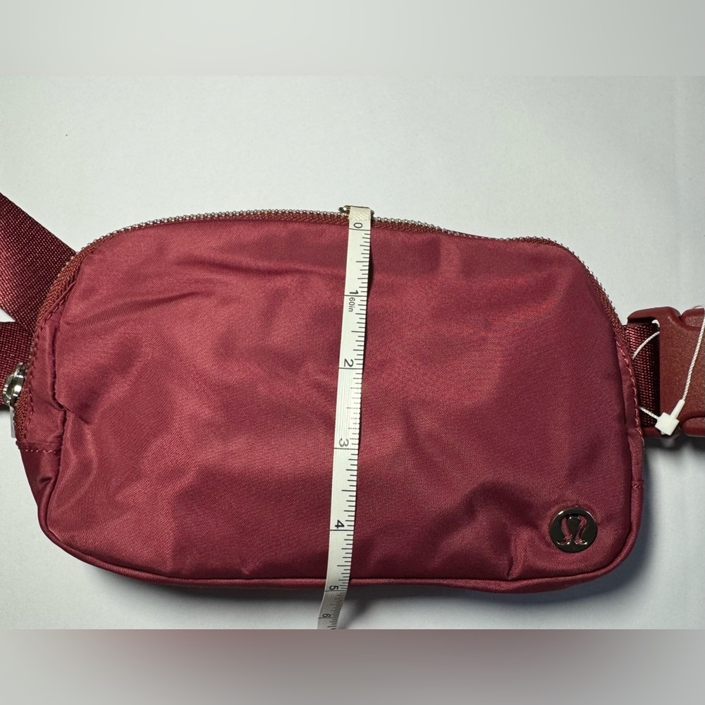 NWOT Lululemon Everywhere Belt Bag 1L Red Merlot Unisex - Picture 4 of 7